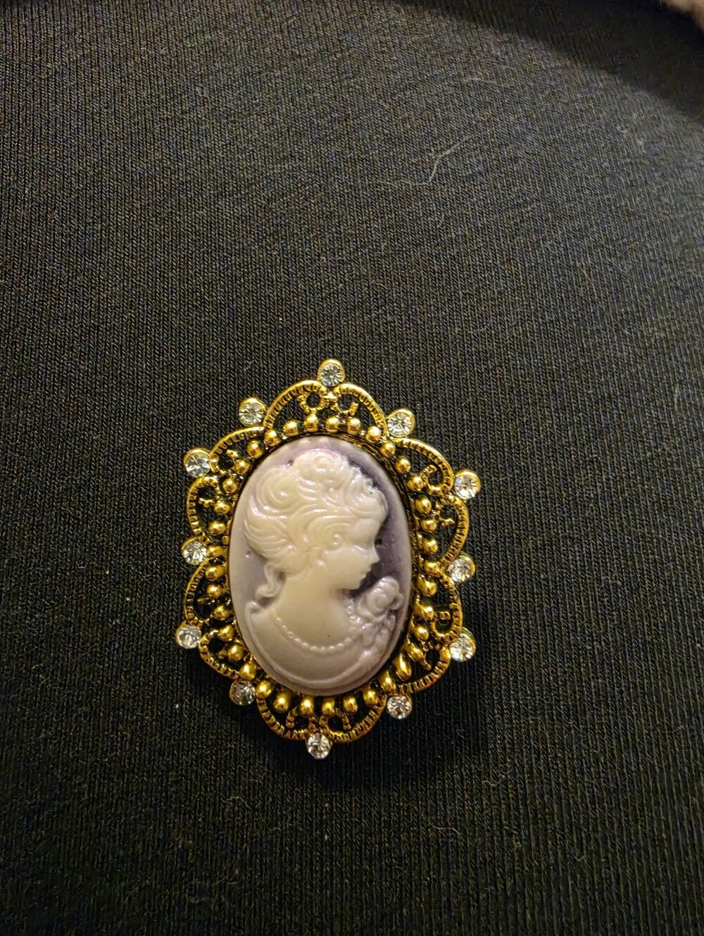 Vintage-Inspired Purple Cameo Brooch with Gold Frame